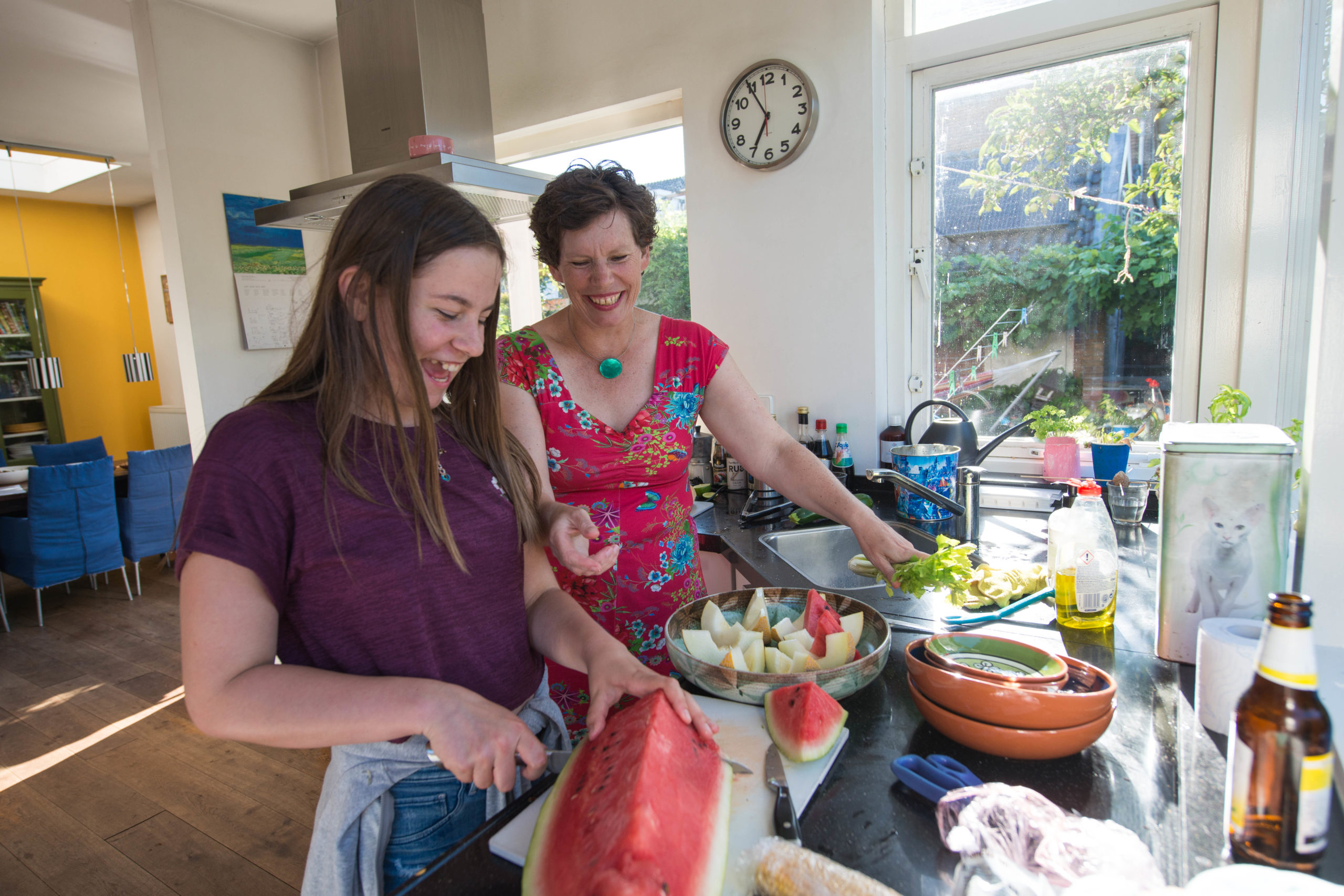 Twee vrouwen naast elkaar aan tafel. Ook nieuwe mensen leren kennen?
